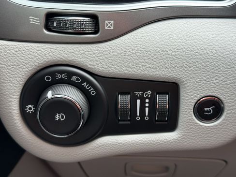 Used 2020 Jeep Cherokee Limited w/ Technology Group image 28