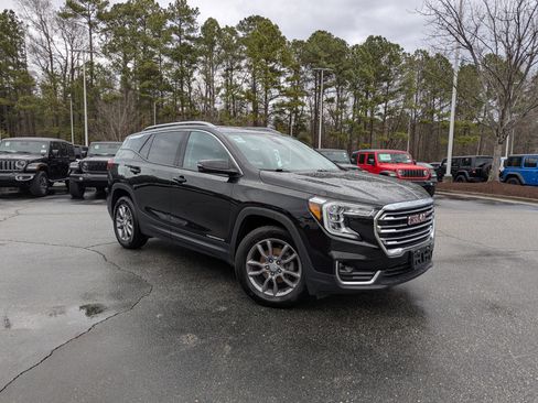 Used 2023 GMC Terrain SLT image 3