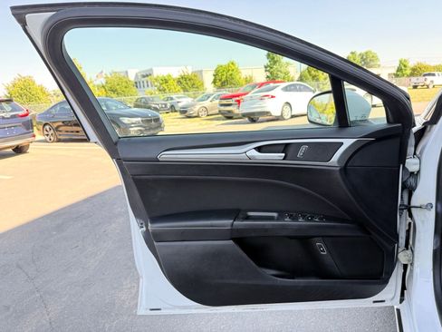 Used 2019 Ford Fusion SE image 12
