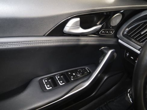 Used 2018 Kia Stinger Premium image 32