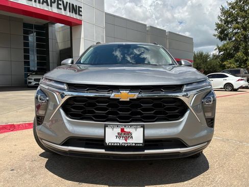 Used 2025 Chevrolet Trax LT FWD image 3