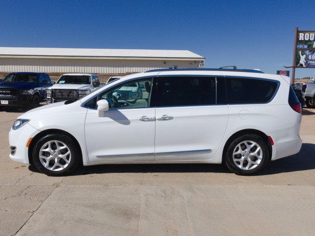 Used 2017 Chrysler Pacifica Touring-L Plus w/ Tire & Wheel Group FWD image 3