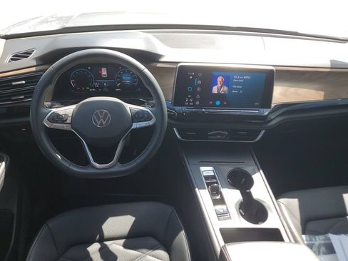 Certified 2024 Volkswagen Atlas SE FWD image 3