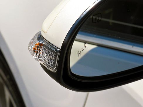 Used 2017 Toyota Avalon Limited image 13