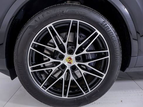 Certified 2024 Porsche Cayenne w/ Premium Package Plus (PFM) image 32