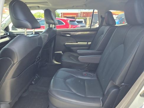 Used 2021 Toyota Highlander Limited AWD/4WD image 4