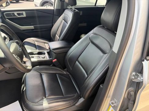 Used 2023 Ford Explorer XLT AWD/4WD image 7