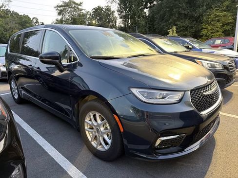 Used 2023 Chrysler Pacifica Touring-L FWD image 2