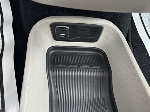 Used 2024 Chrysler Pacifica Touring-L image 15