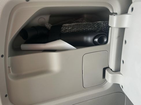 Used 2018 Chrysler Pacifica Limited w/ Tire & Wheel Group FWD image 9