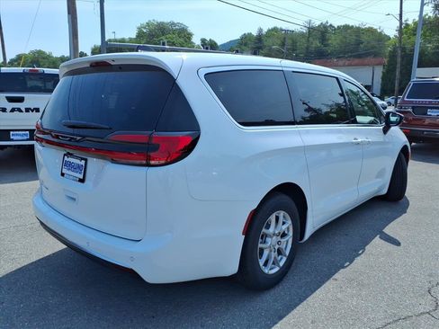 New 2027 Chrysler Pacifica Select FWD image 4