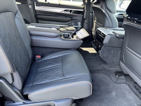 Used 2023 Jeep Grand Wagoneer Series III w/ Rear-Seat Entertainment Group AWD/4WD image 28