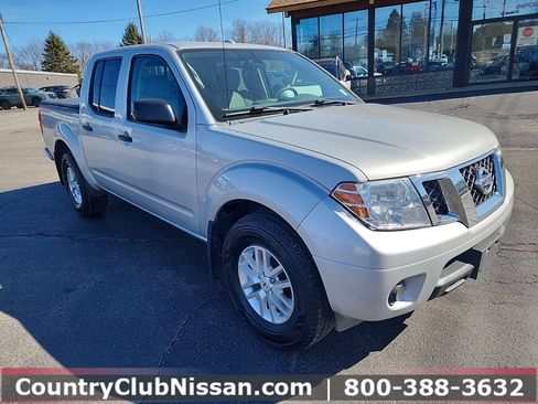 Used 2018 Nissan Frontier SV image 2