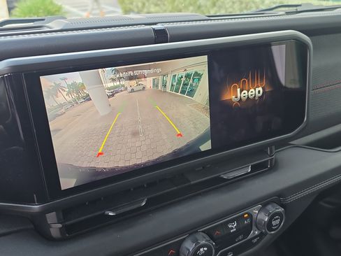 Used 2025 Jeep Wrangler Unlimited Rubicon image 23