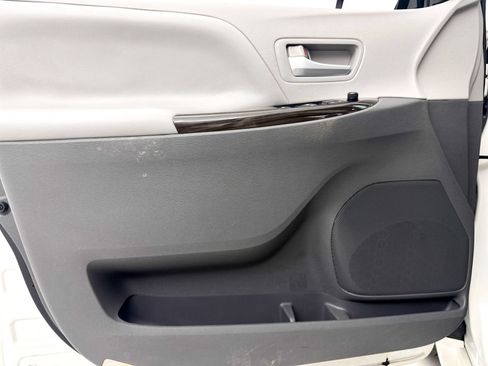 Used 2015 Toyota Sienna XLE FWD image 22
