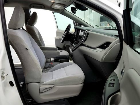 Certified 2020 Toyota Sienna LE w/ LE Preferred Package FWD image 17