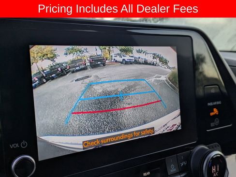 Used 2023 Toyota Highlander XLE FWD image 23