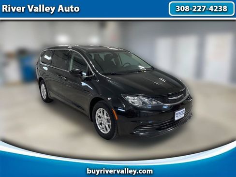 Used 2017 Chrysler Pacifica Touring FWD image 1