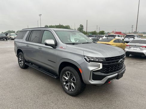 Used 2023 Chevrolet Suburban Z71 w/ Luxury Package AWD/4WD image 2