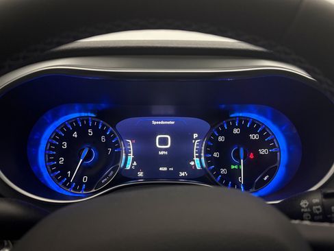 Used 2025 Chrysler Pacifica Limited image 9