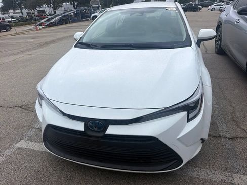 Used 2025 Toyota Corolla LE FWD image 2