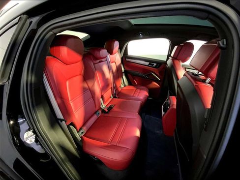 Certified 2022 Porsche Cayenne Platinum Edition image 23