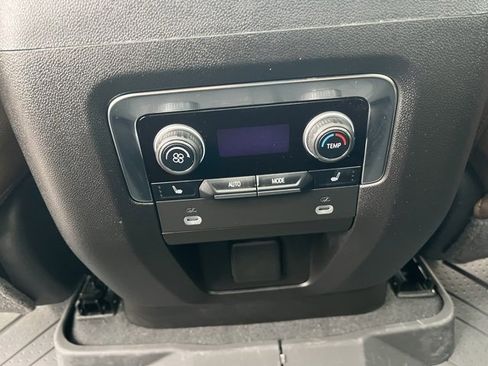 Used 2024 Chevrolet Suburban High Country image 33