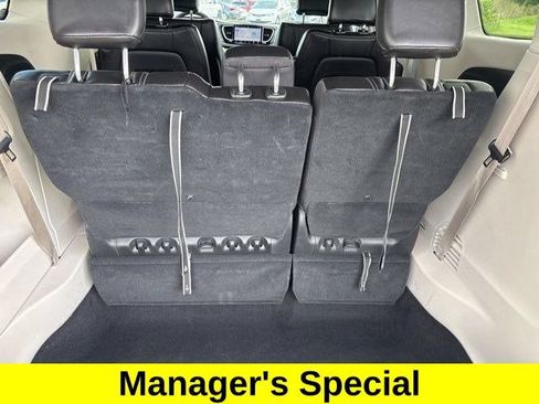 Used 2023 Chrysler Pacifica Touring-L FWD image 32