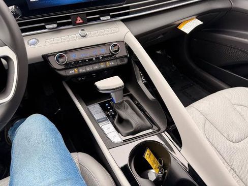 New 2025 Hyundai Elantra Limited FWD image 22
