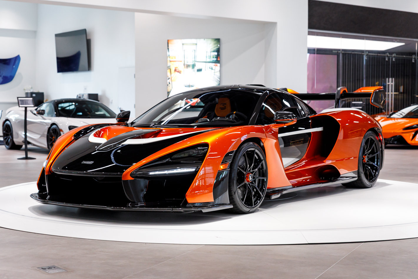 Used 2019 McLaren Senna RWD image 4
