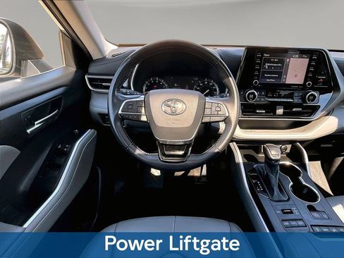 Used 2021 Toyota Highlander XLE AWD/4WD image 11