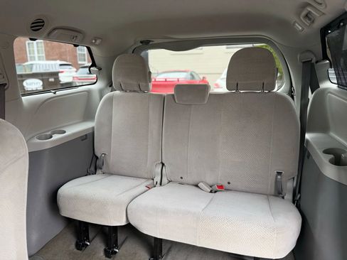 Used 2012 Toyota Sienna LE image 34