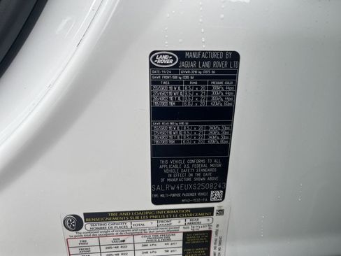 New 2025 Land Rover Discovery Metropolitan Edition image 18