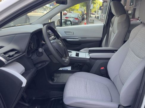 Used 2026 Toyota Sienna LE FWD image 19
