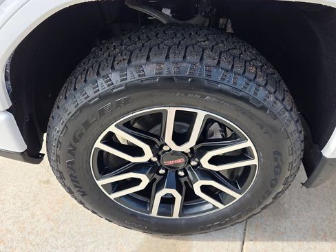 Used 2023 GMC Sierra 1500 AT4 w/ AT4 Premium Package AWD/4WD image 22