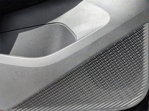 Used 2025 Volkswagen Atlas SE image 27