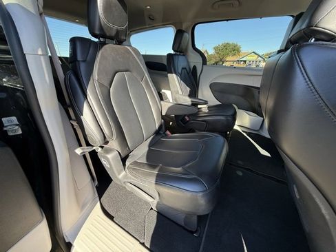 Certified 2024 Chrysler Pacifica Touring-L image 13