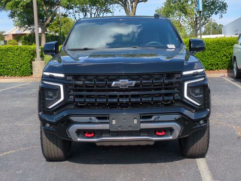 Used 2025 Chevrolet Suburban Z71 AWD/4WD image 3