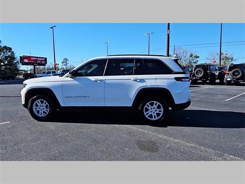 Used 2024 Jeep Grand Cherokee Laredo w/ Trailer Tow Package image 25