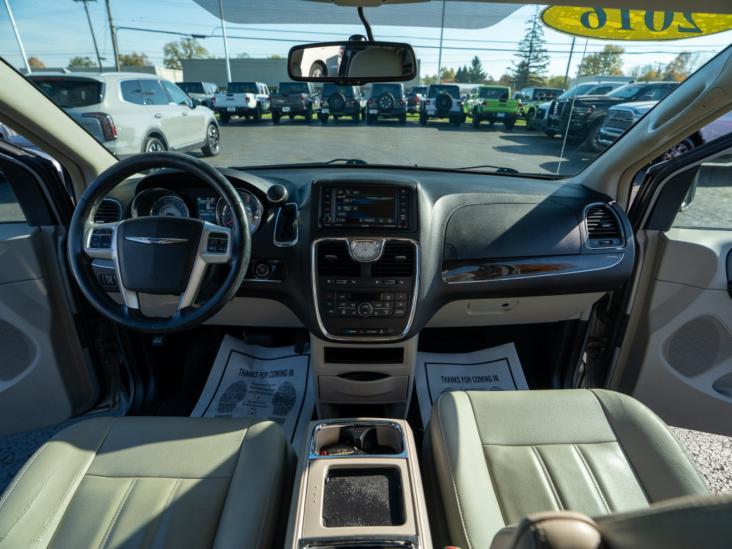 Used 2016 Chrysler Town & Country Touring w/ Driver Convenience Group FWD image 21
