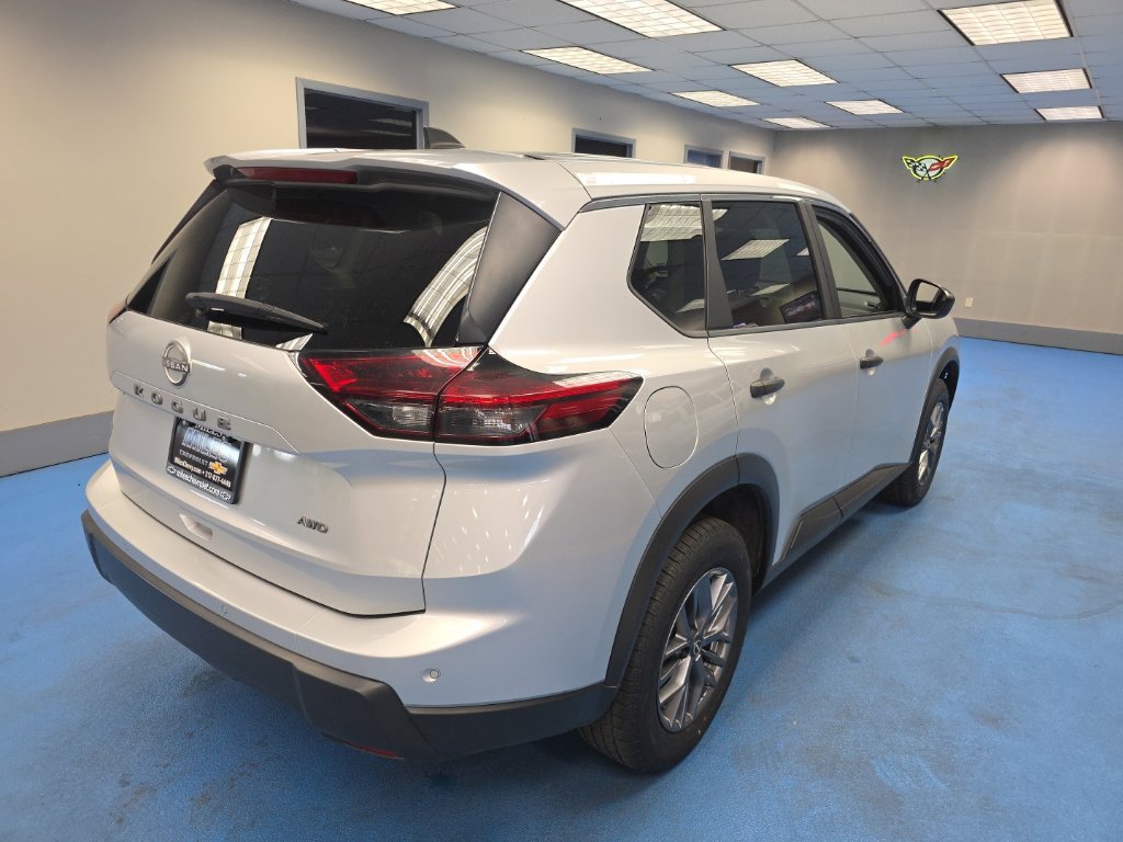 Used 2024 Nissan Rogue S AWD/4WD image 3