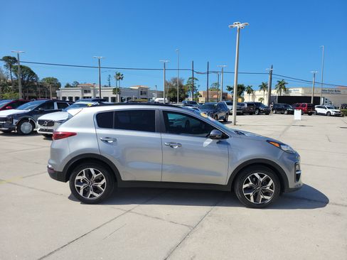 Certified 2022 Kia Sportage EX image 3