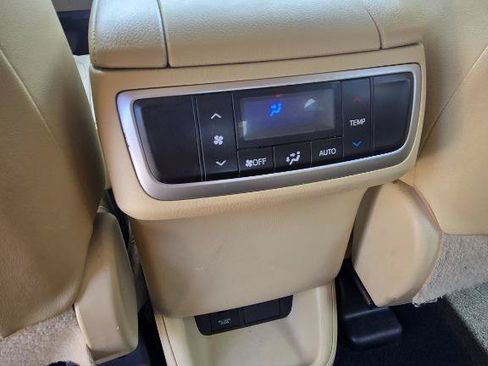 Used 2019 Toyota Highlander XLE AWD/4WD image 14