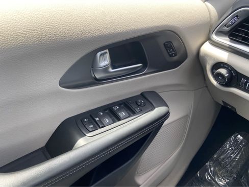 Used 2024 Chrysler Pacifica Touring-L FWD image 24
