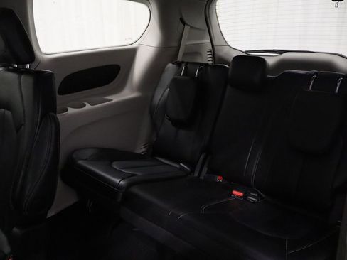 Used 2024 Chrysler Pacifica Touring-L image 13