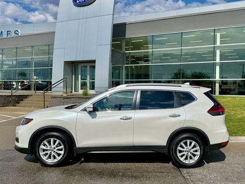 Used 2018 Nissan Rogue SV w/ Premium Package AWD/4WD image 3
