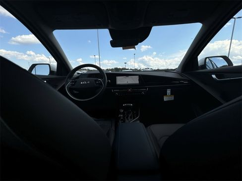 Used 2024 Kia Niro EX image 10
