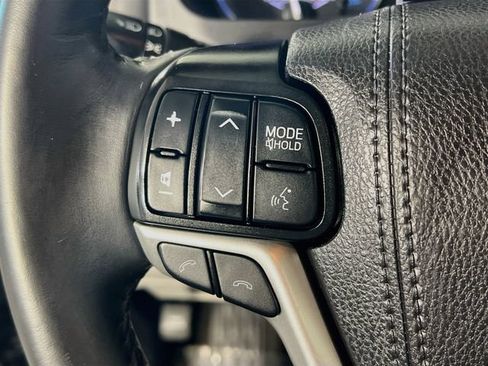 Used 2019 Toyota Highlander XLE FWD image 17