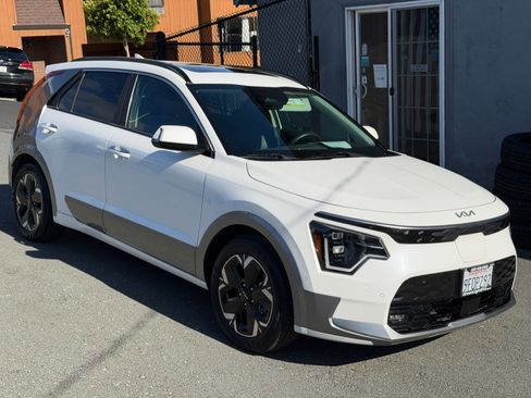 Used 2023 Kia Niro Wave image 3