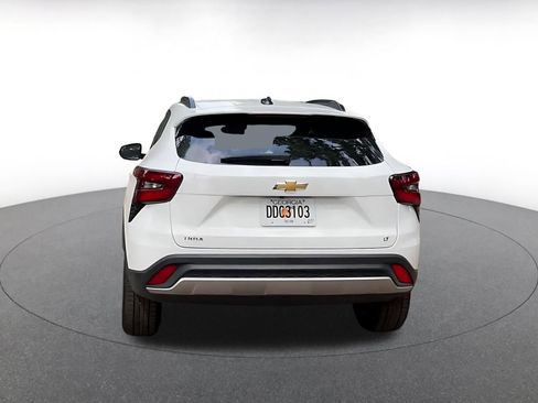 Used 2025 Chevrolet Trax LT w/ LT Convenience Package image 12